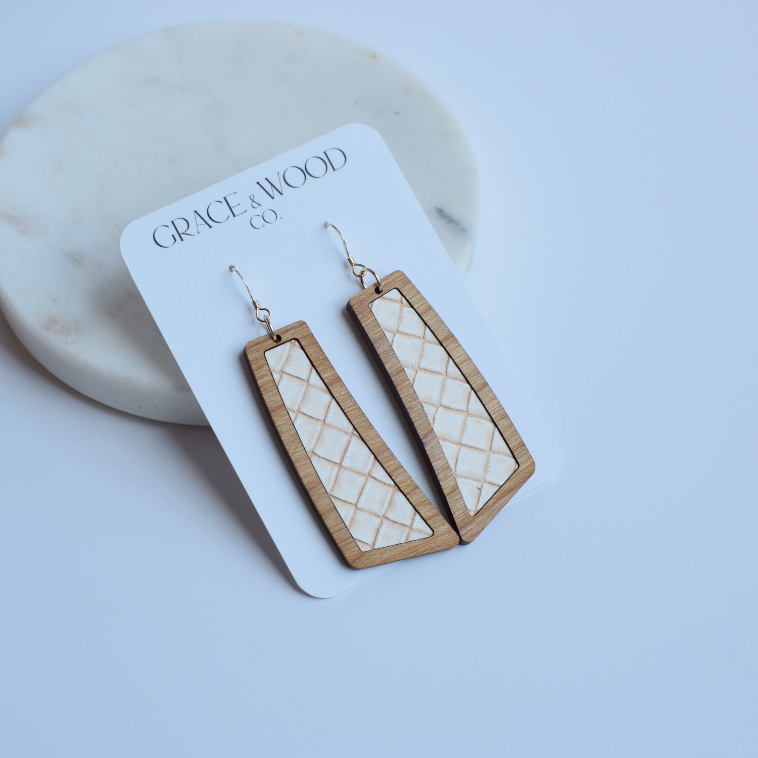 Bois crème texturé + évasement en cuir