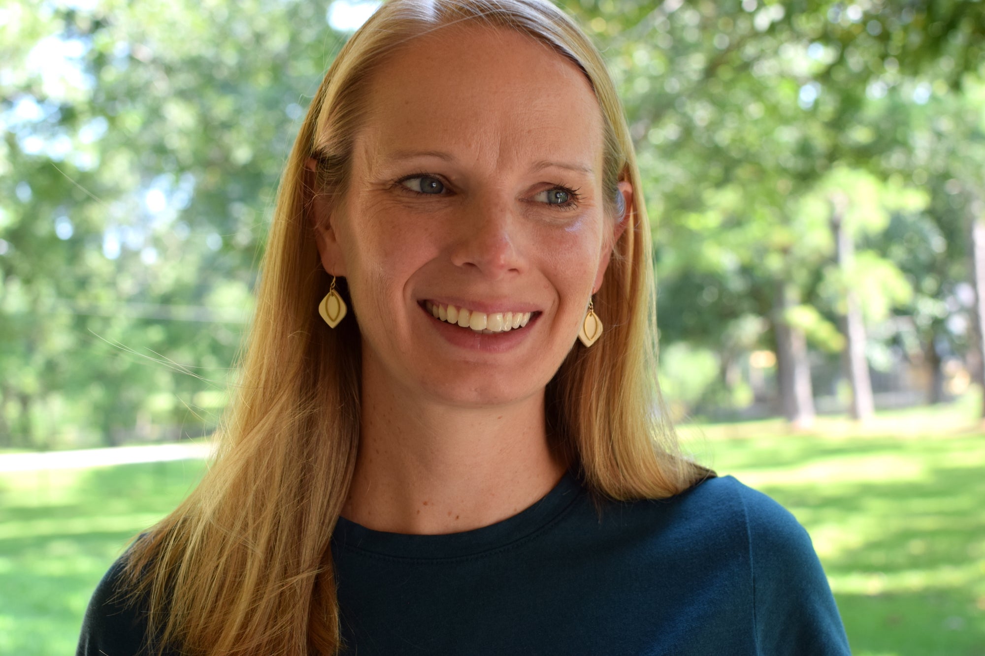 Mini pétales en argile tourbillonnante bleu marine