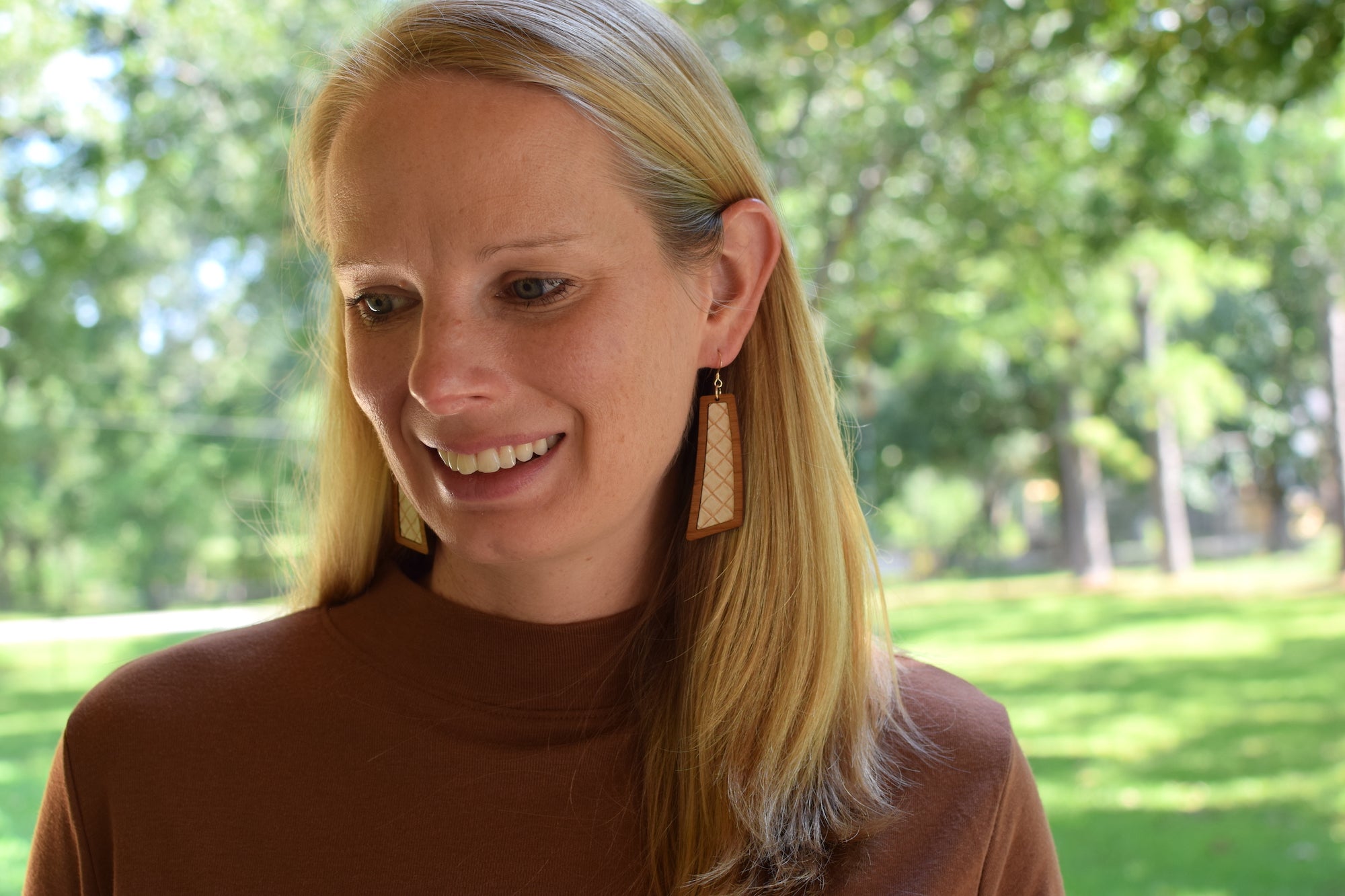 Bois crème texturé + évasement en cuir