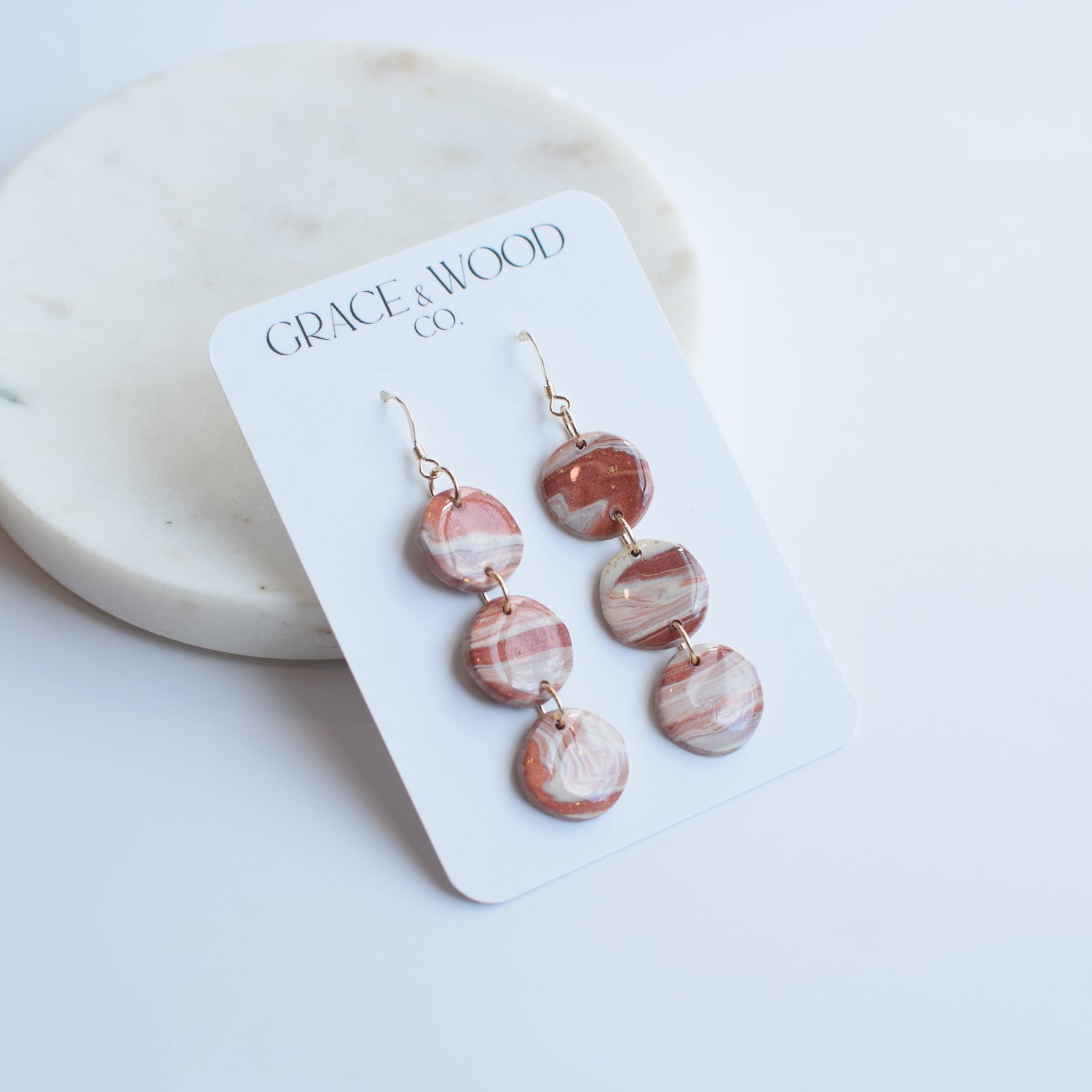 Boucles d'oreilles pendantes rectangulaires en argile avec feuilles brodées