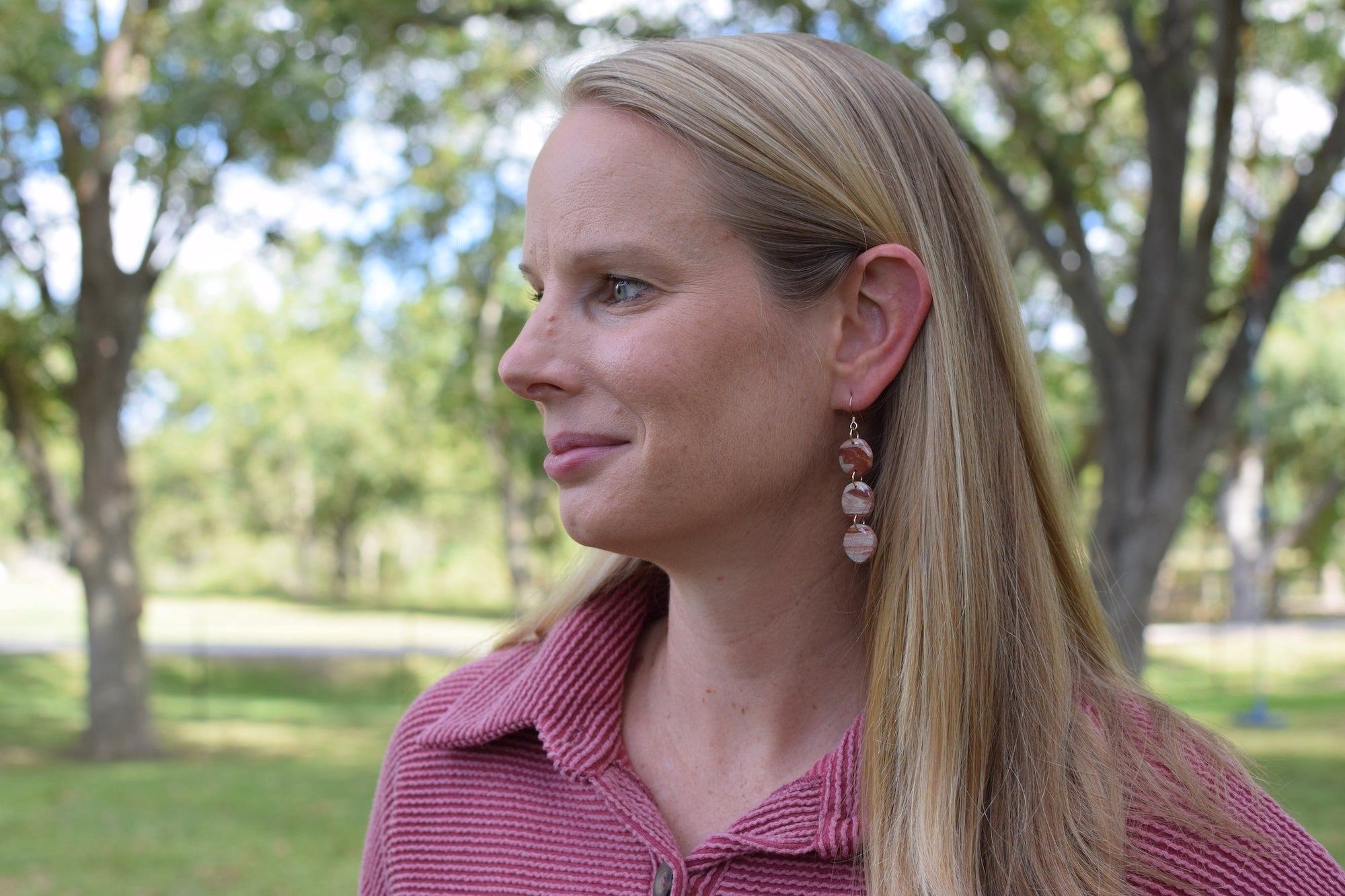 Boucles d'oreilles pendantes rectangulaires en argile avec feuilles brodées