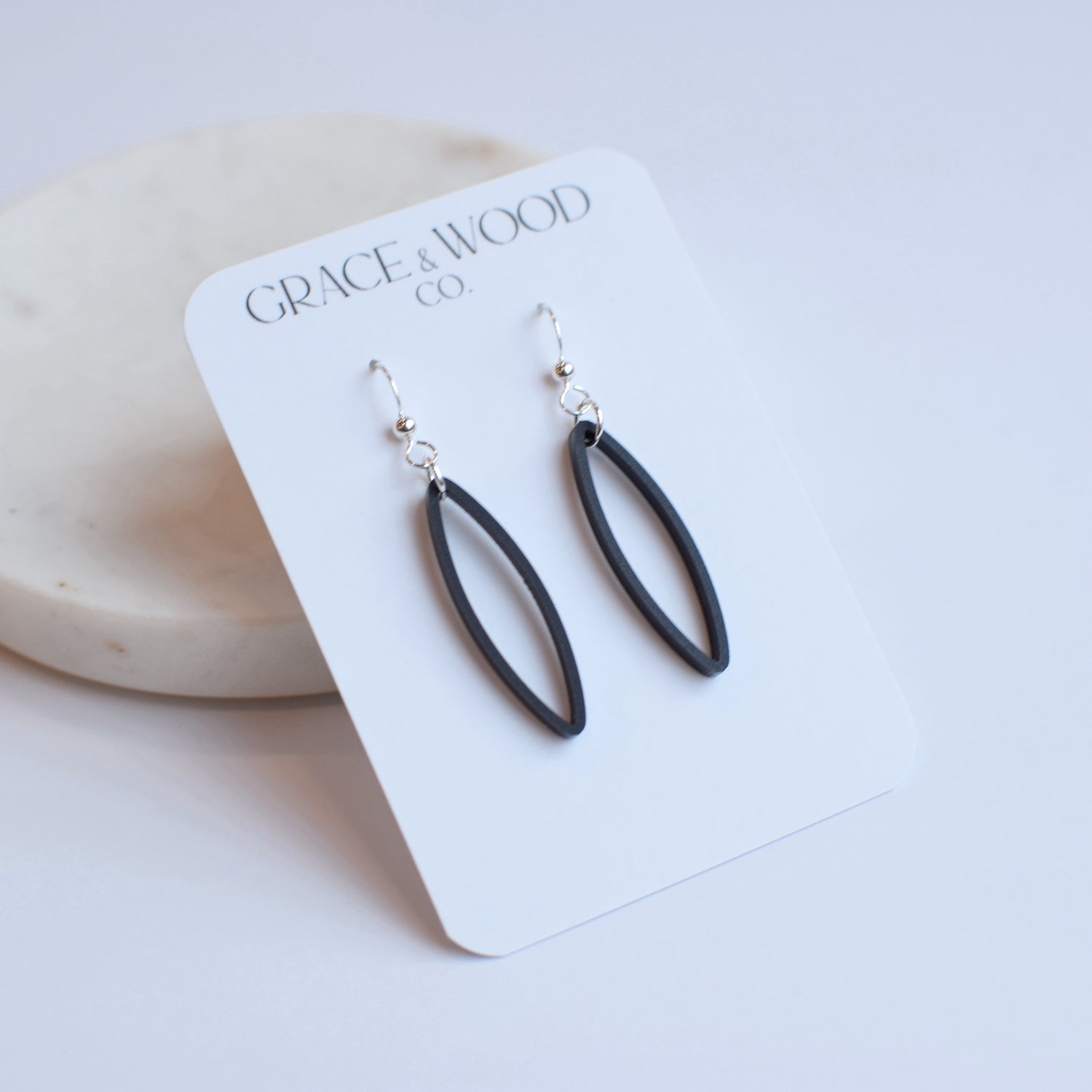 Goutte fine en acrylique noir