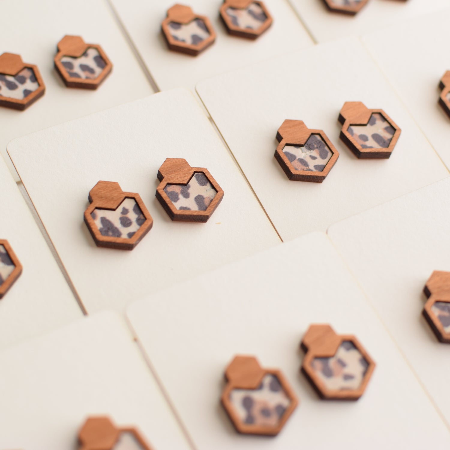 Clous hexagonaux en bois et liège motif léopard des neiges